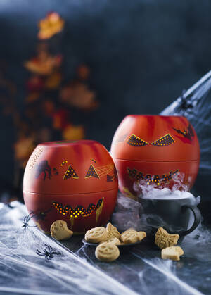 marksandspencer_HALLOWEEN2023_food_29350285_osvetlene plechove dyne skryvajici maslove shortbread susenky_349,90Kc.jpg